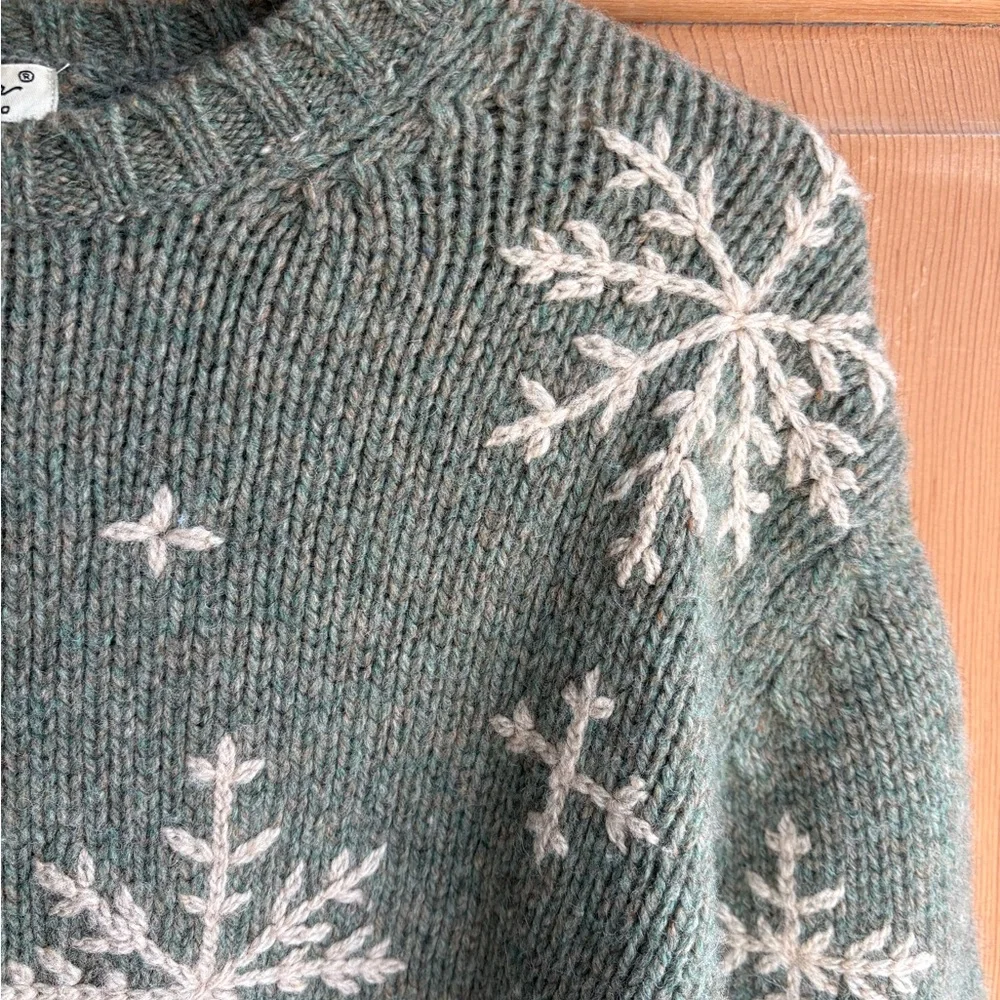 Eddie Bauer 100% Wool Light Green Sweater with Snowflakes size Women’s Medium - Picture 4 of 9